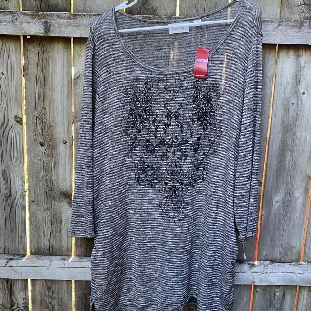 The Avenue Bedazzled top sz. 26/28 NWT